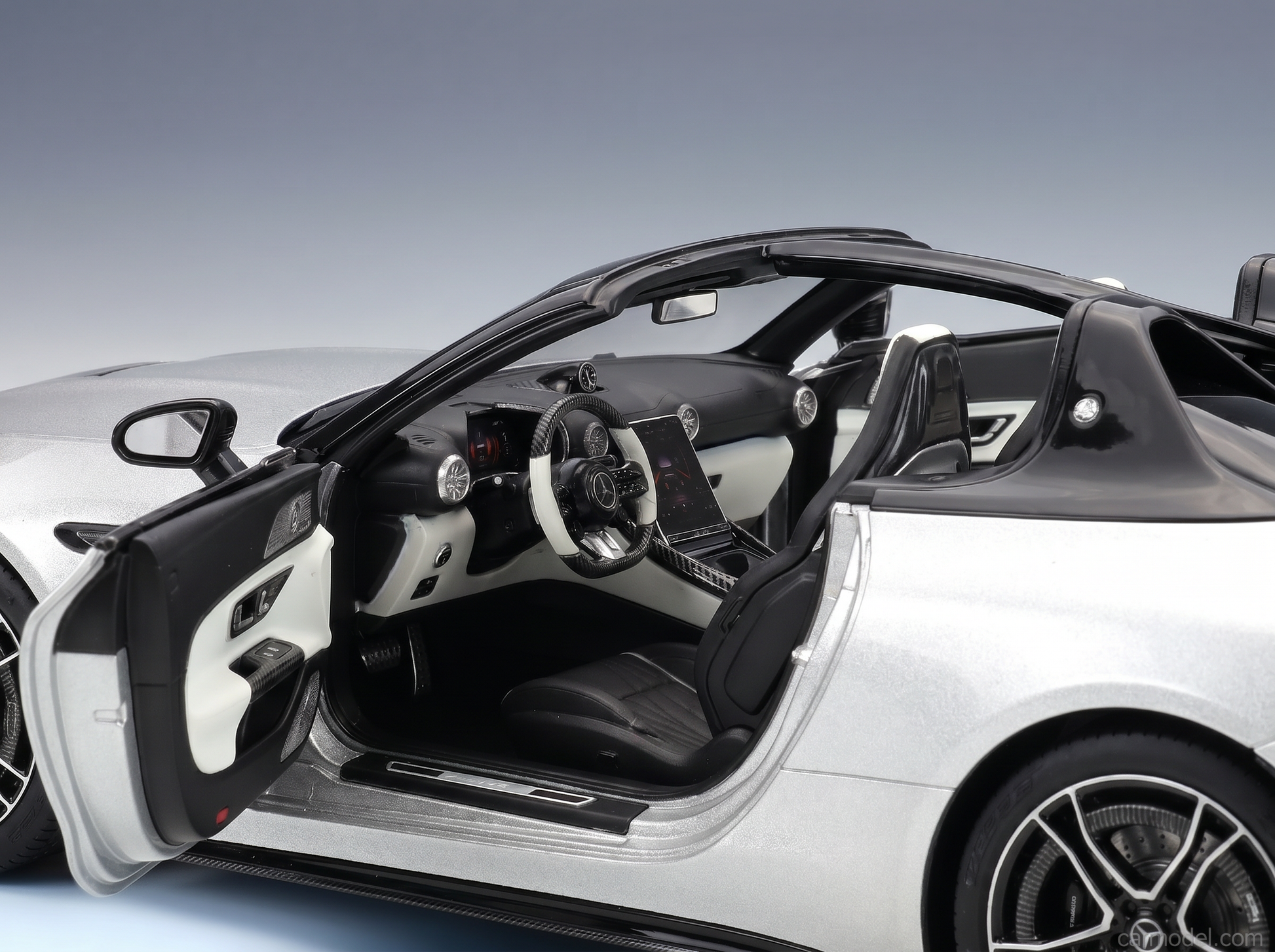Silbernes Modellauto mit offenen Türen, detailgetreuem Innenraum und elegantem Design von Vroomi