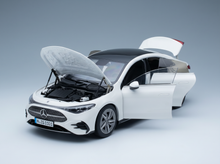 Weißes Mercedes-Benz-Modellauto mit geöffneten Türen und Motorhaube sowie detailgetreuem Motor, von Vroomi