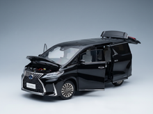 Schwarzes Lexus LM 300h-Modellauto mit geöffneten Türen und Motorhaube, präsentiert von Vroomi
