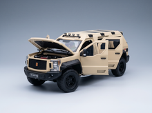 Tan G-PATTON – gepanzerter SUV als Modellauto mit geöffneten Türen und Motorhaube sowie detailgetreu nachgebildetem Motor, von Vroomi