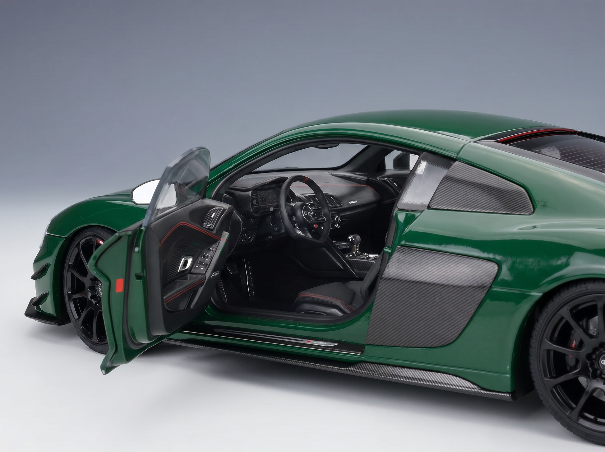 Groene schaalmodelauto met open deuren, details van koolstofvezel en een zwart interieur — Vroomi