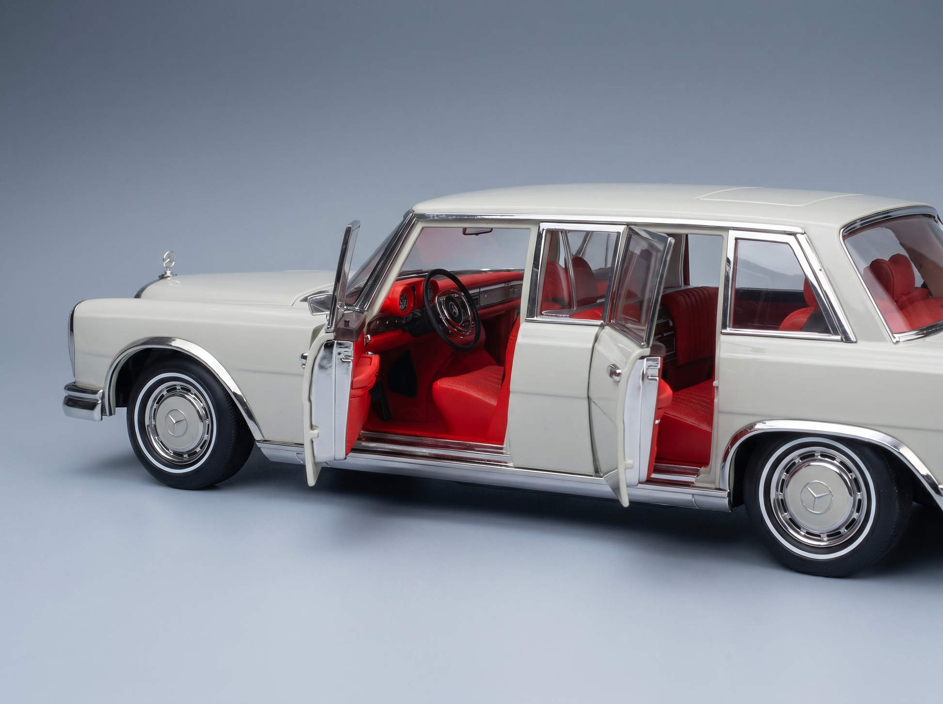 Crèmekleurig Mercedes-Benz-schaalmodel met rood interieur en openslaande deuren, van Vroomi