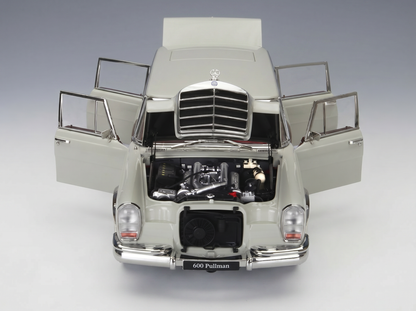 Wit Mercedes 600 Pullman-schaalmodel met open deuren en motorkap, gedetailleerde motor, Vroomi