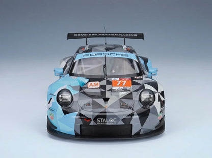Porsche 911 RSR-Modellauto mit geometrischer Lackierung, Rennaufklebern und Vroomi-Sammlerdetails