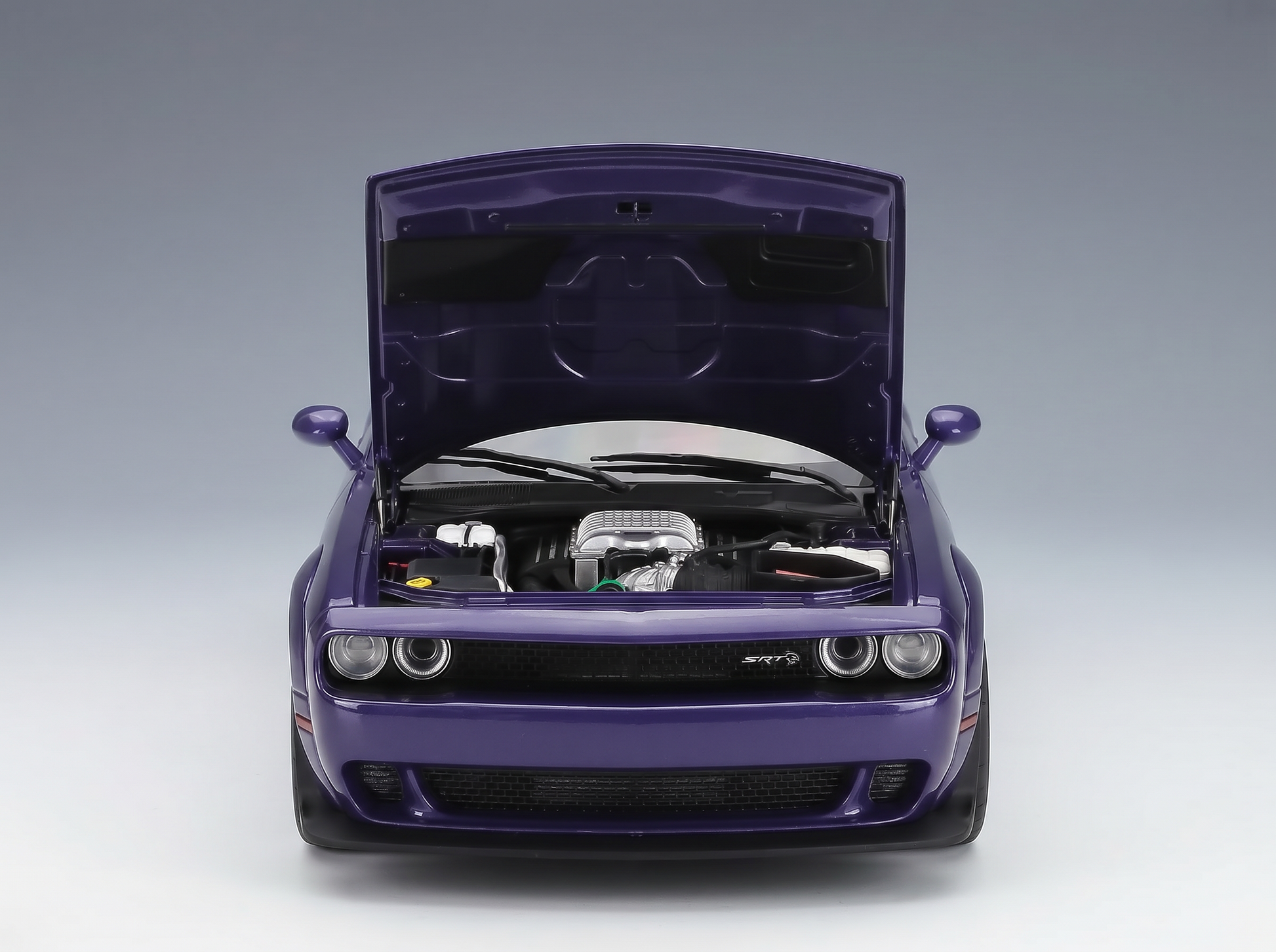 Lila Modellauto mit geöffneter Motorhaube, detailgetreuem Motor und SRT-Emblem von Vroomi