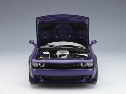 Lila Modellauto mit geöffneter Motorhaube, detailgetreuem Motor und SRT-Emblem von Vroomi