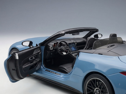 modellino in scala di una Mercedes-AMG cabriolet azzurra modellino le portiere aperte e interni curati nei minimi dettagli, su Vroomi