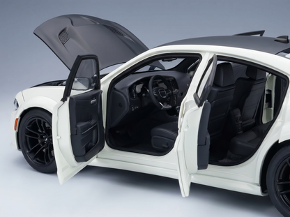 Weißes Modellauto mit geöffneten Türen und Motorhaube sowie detailgetreuem Innenraum von Vroomi