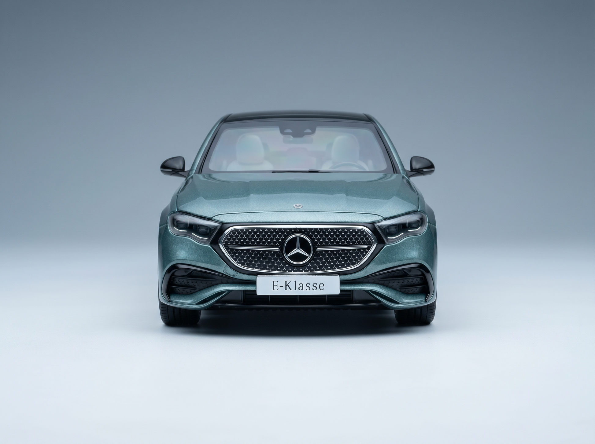 Vista frontale di un modellino in scala della Mercedes-Benz Classe E verde modellino Vroomi, con griglia e fari molto dettagliati.