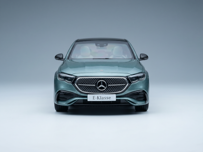 Vista frontale di un modellino in scala della Mercedes-Benz Classe E verde modellino Vroomi, con griglia e fari molto dettagliati.