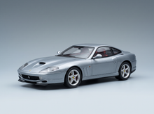 FERRARI – 550 MARANELLO 1996 – MIT VITRINE – GRIGIO TITANIO – BLAU-GRAU METALLIC
