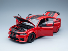 Rotes Modellauto mit geöffneten Türen und Motorhaube, detailgetreuem Motor und schwarzen Streifen — Vroomi