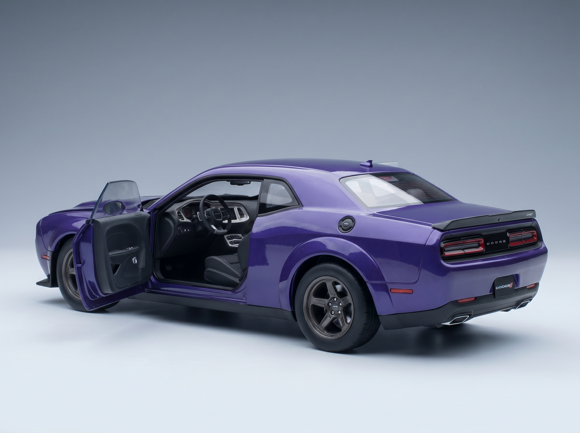 Lila Dodge Challenger als Modellauto mit geöffneten Türen, präsentiert von Vroomi für Sammler.