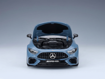 modellino in scala Mercedes-AMG blu modellino cofano aperto, presentato da Vroomi per i collezionisti.
