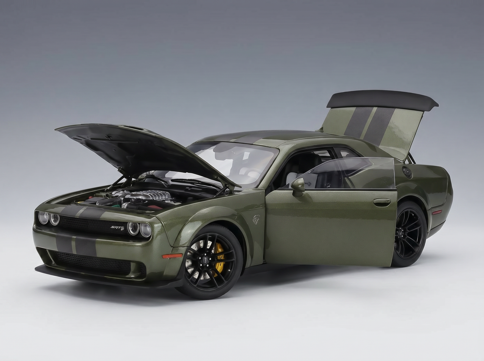Olivgrünes Modellauto mit geöffneter Motorhaube, Türen und Kofferraum, das bei Vroomi den detailgetreuen Motor und den Innenraum präsentiert