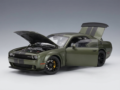 Olivgrünes Modellauto mit geöffneter Motorhaube, Türen und Kofferraum, das bei Vroomi den detailgetreuen Motor und den Innenraum präsentiert