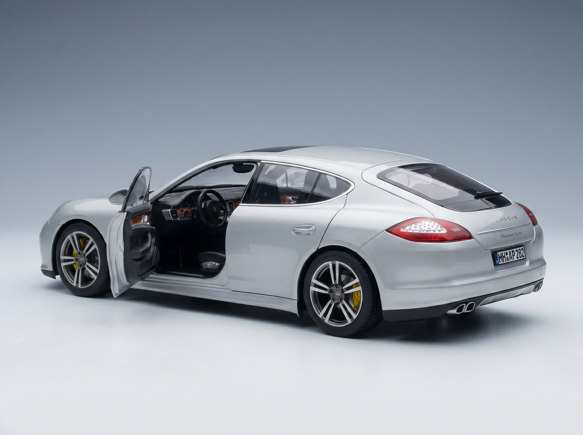 PORSCHE – PANAMERA TURBO 2009 – SILBER Modellauto auf Vroomi