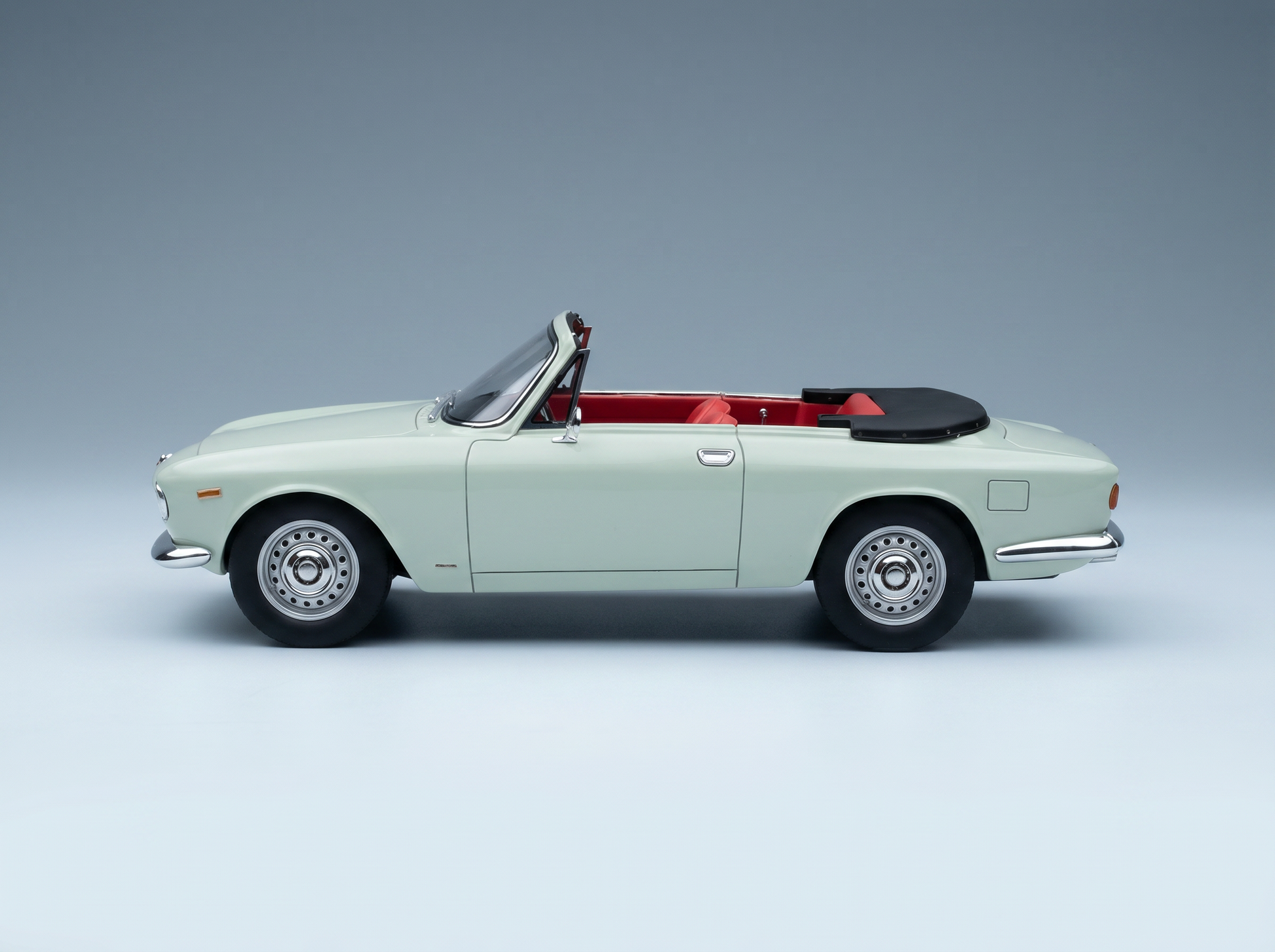 ALFA ROMEO - GIULIA 1600 GTC CABRIOLET DESCAPOTABLE 1964 – INTERIOR ROJO - AZZURRO SPAZIO - AZUL CLARO Maqueta de coche en Vroomi