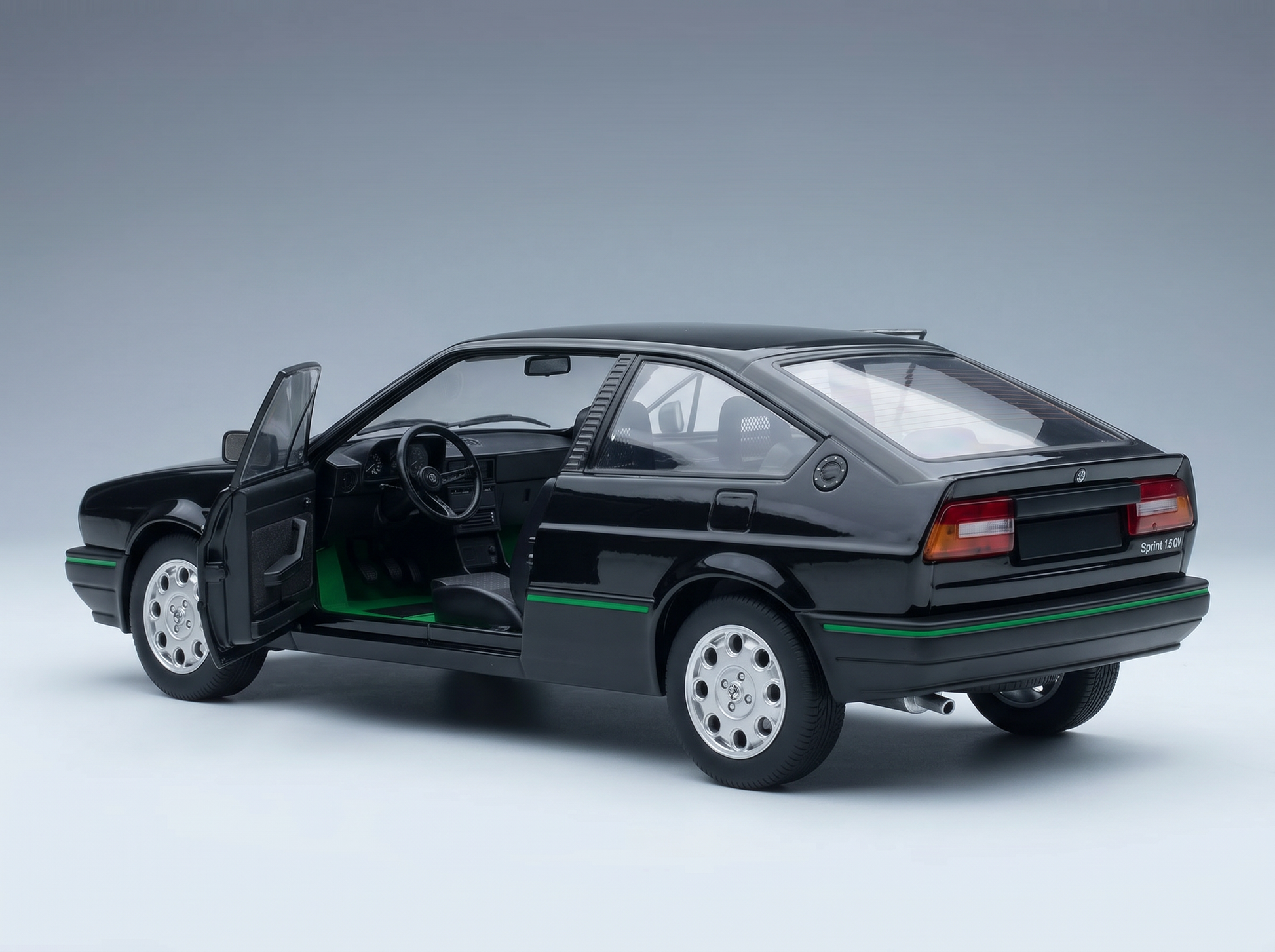 ALFA ROMEO - ALFA ROMEO SPRINT 1.5 QUADRIFOGLIO VERDE 1983 - NERO BLACK Maqueta de coche en Vroomi