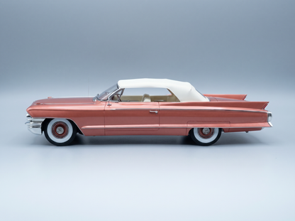 CADILLAC - ELDORADO BIARRITZ DESCAPOTABLE CON CAPOTA 1962 - ROSA METALIZADO Maqueta de coche en Vroomi