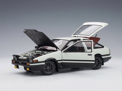 Weißes Modellauto mit geöffneter Motorhaube und Türen, detailgetreuer Motor, Vroomi-Kollektion