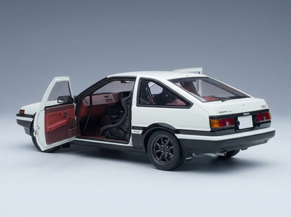 Weißes Toyota AE86-Modellauto mit geöffneten Türen und detailgetreuem Innenraum bei Vroomi