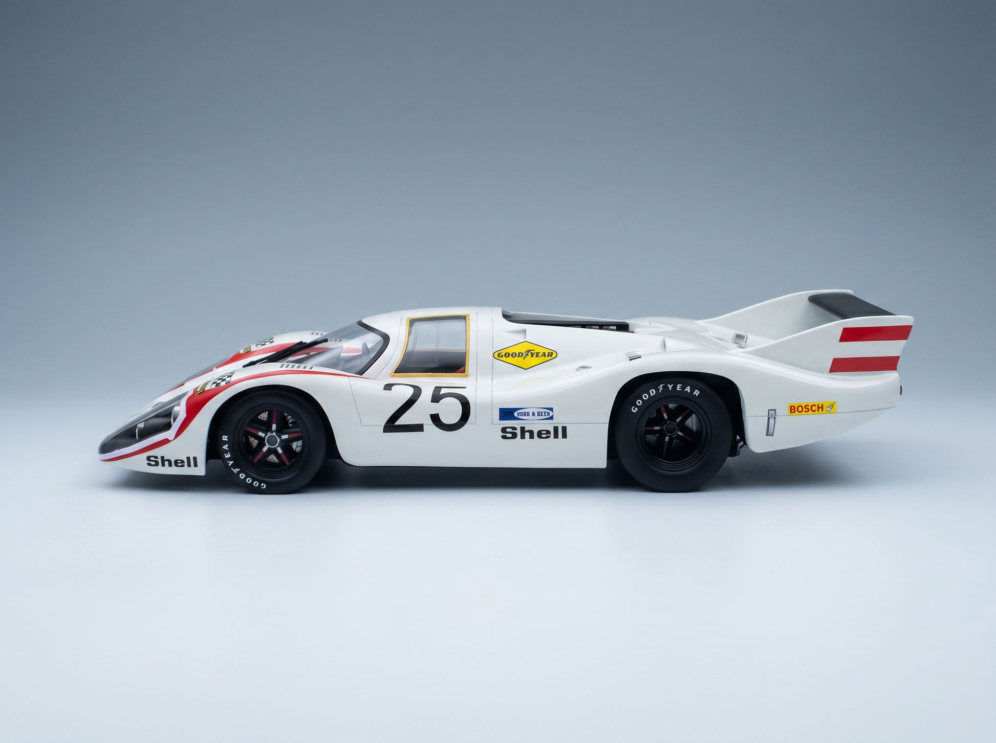 Weiß-rotes Porsche-Rennwagen-Modellauto Nr. 25 mit Aufklebern von Shell, Goodyear und Bosch — Vroomi