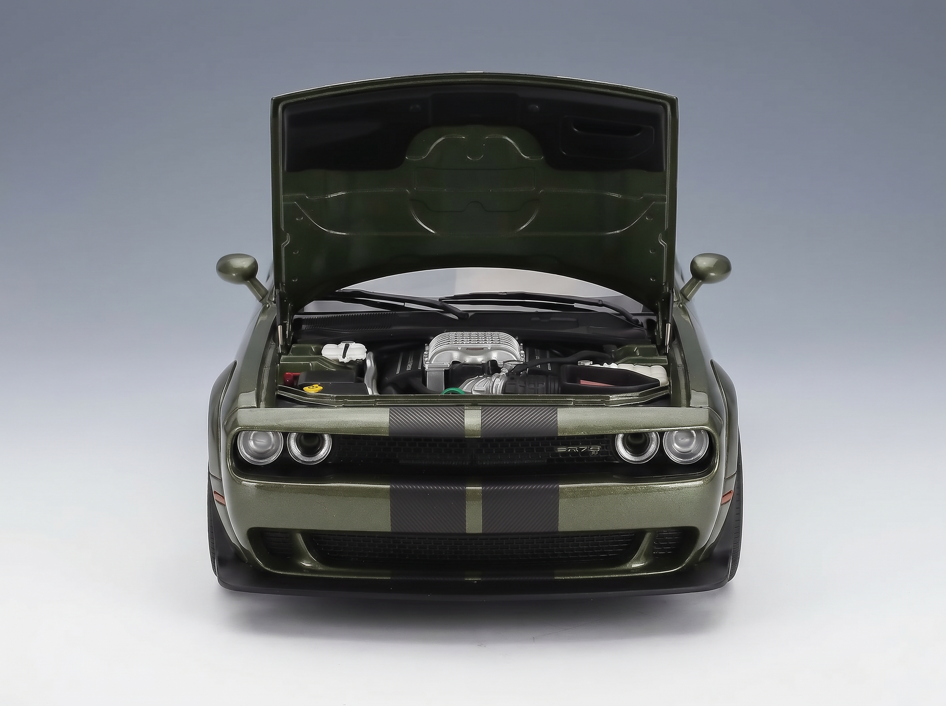 Olivgrünes Modellauto mit geöffneter Motorhaube, detailgetreuem Motor und schwarzen Streifen – Vroomi-Sammlerreplik