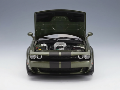Olivgrünes Modellauto mit geöffneter Motorhaube, detailgetreuem Motor und schwarzen Streifen – Vroomi-Sammlerreplik