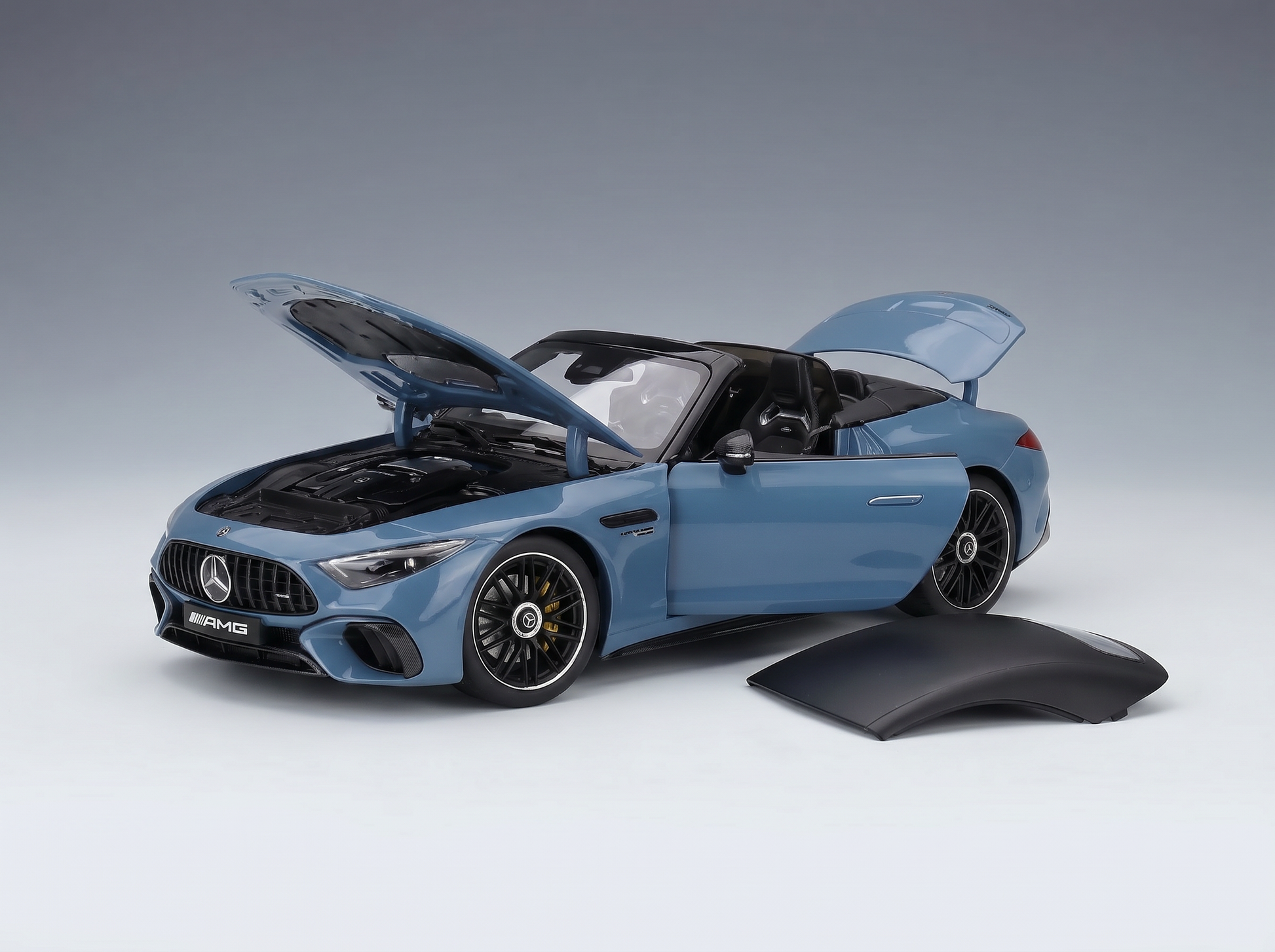 modellino in scala Mercedes-AMG blu modellino cofano e portiere aperti, presentato da Vroomi per i collezionisti.