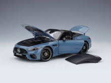 Blaues Mercedes-AMG-Modellauto mit geöffneter Motorhaube und Türen, präsentiert von Vroomi für Sammler.