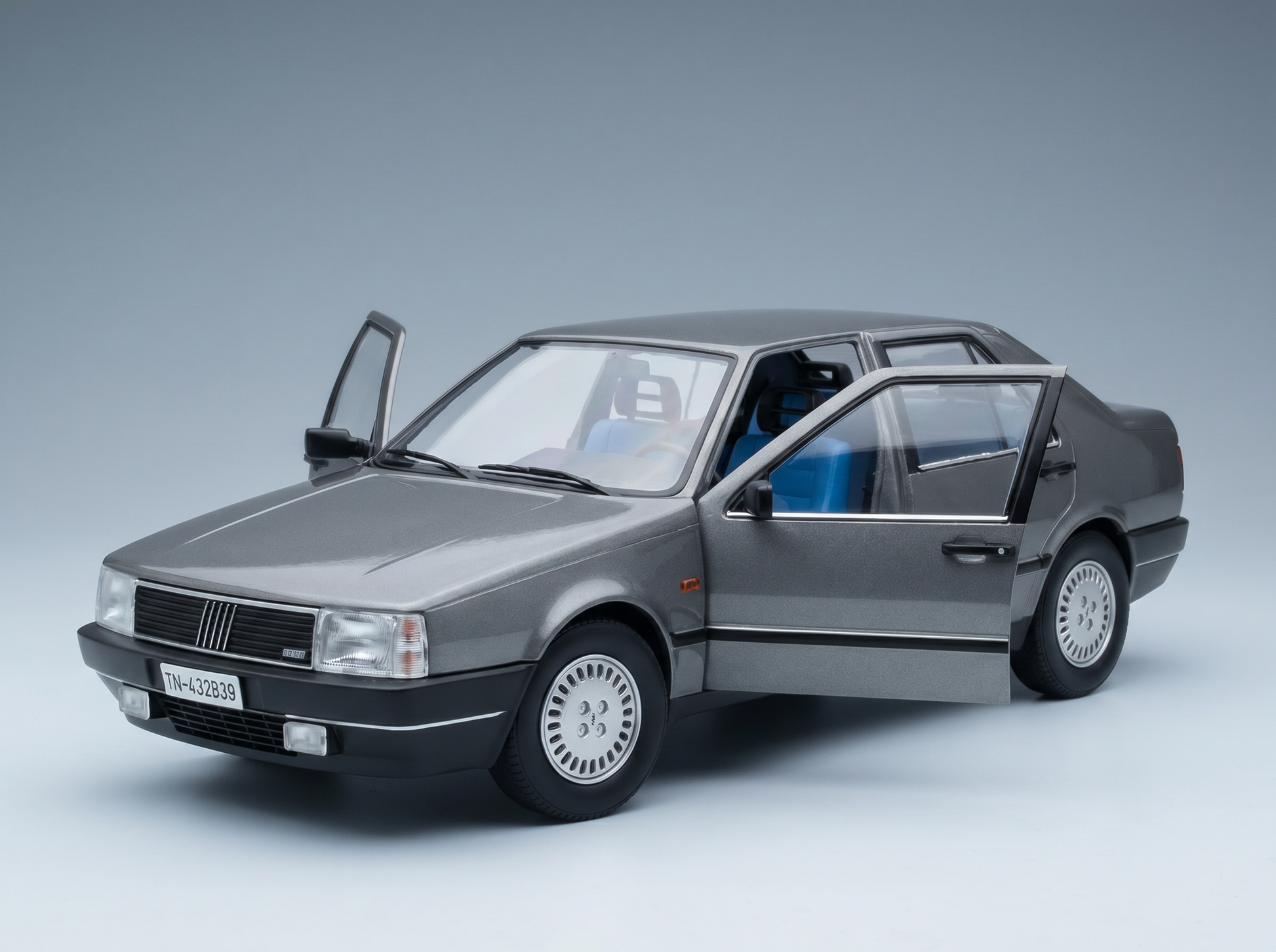 FIAT - CROMA 2.4 TD 1985 - GRIS CUARZO MET 639 Maqueta de coche en Vroomi