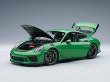 Grünes Porsche GT3 RS-Modellauto mit geöffneter Motorhaube und Heckflügel, präsentiert von Vroomi für Sammler.