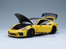 Gelbes Porsche GT3 R-Modellauto mit geöffneter Motorhaube und Heckflügel, präsentiert von Vroomi