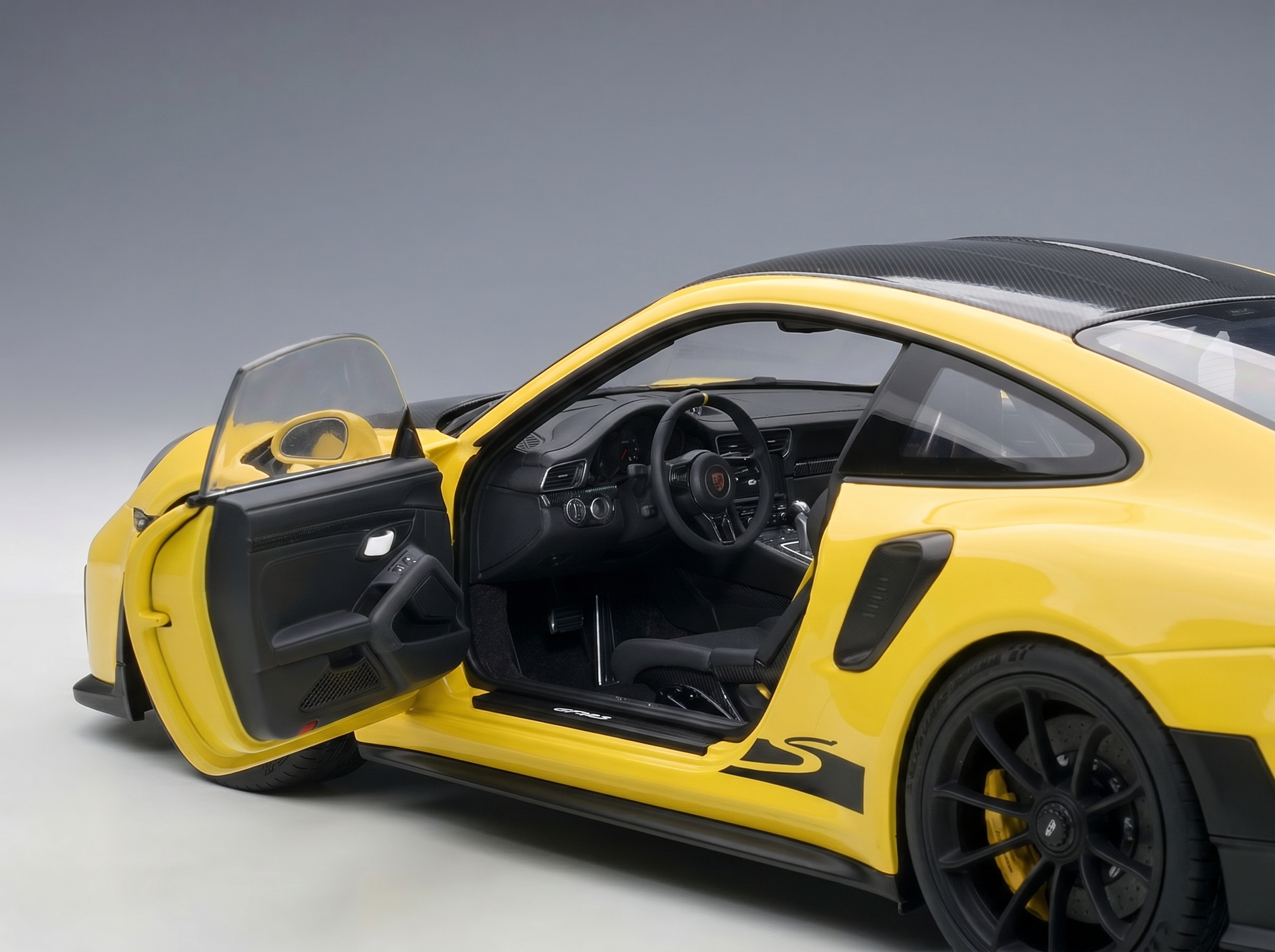 Gelbes Porsche 911 GT2 RS-Modellauto mit geöffneten Türen, detailgetreuem Innenraum und Carbon-Dach — Vroomi