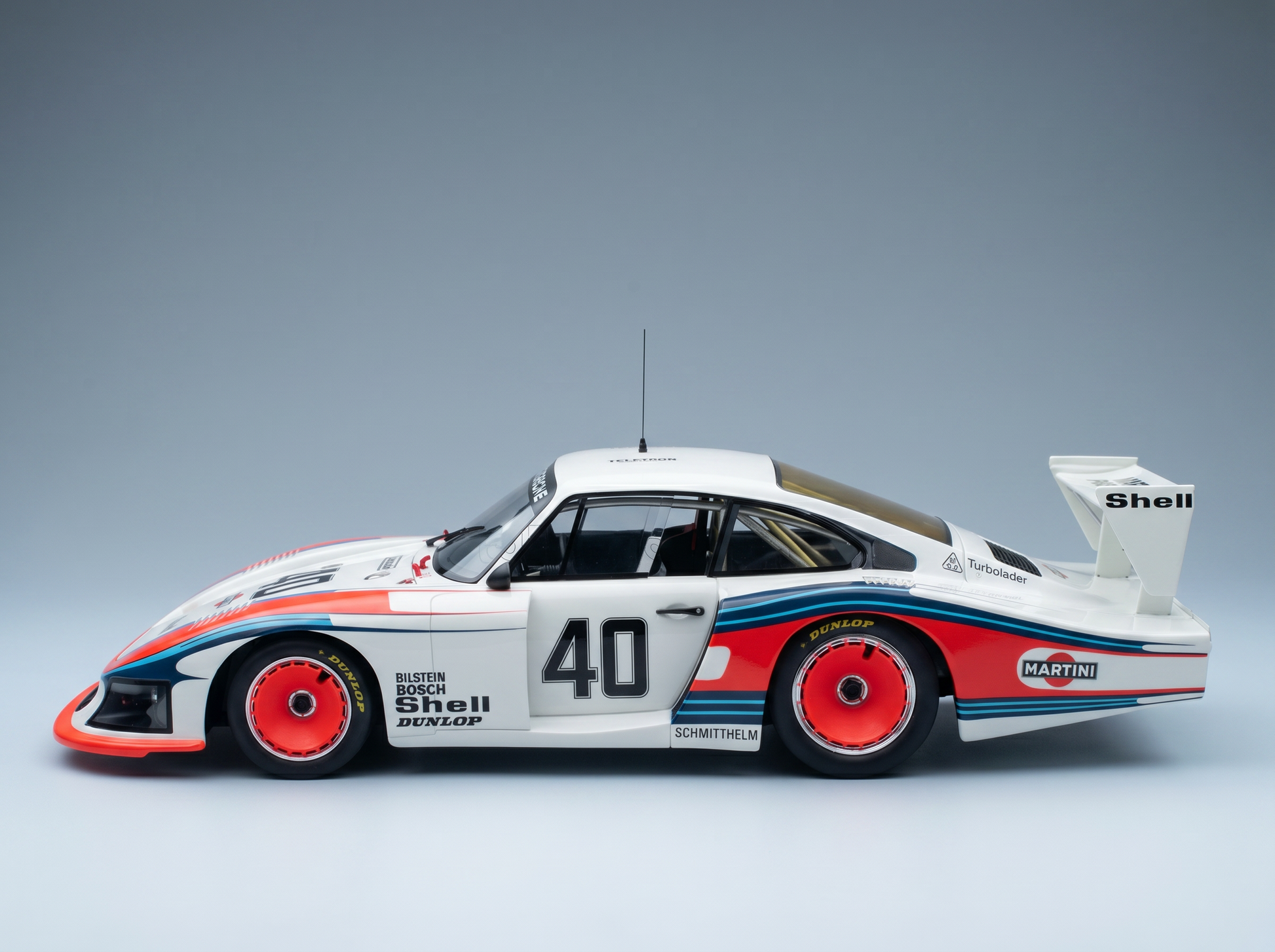 Porsche 935 Martini Racing Modellauto im Maßstab mit Shell-Lackierung, roten Felgen und der Startnummer 40 — Vroomi