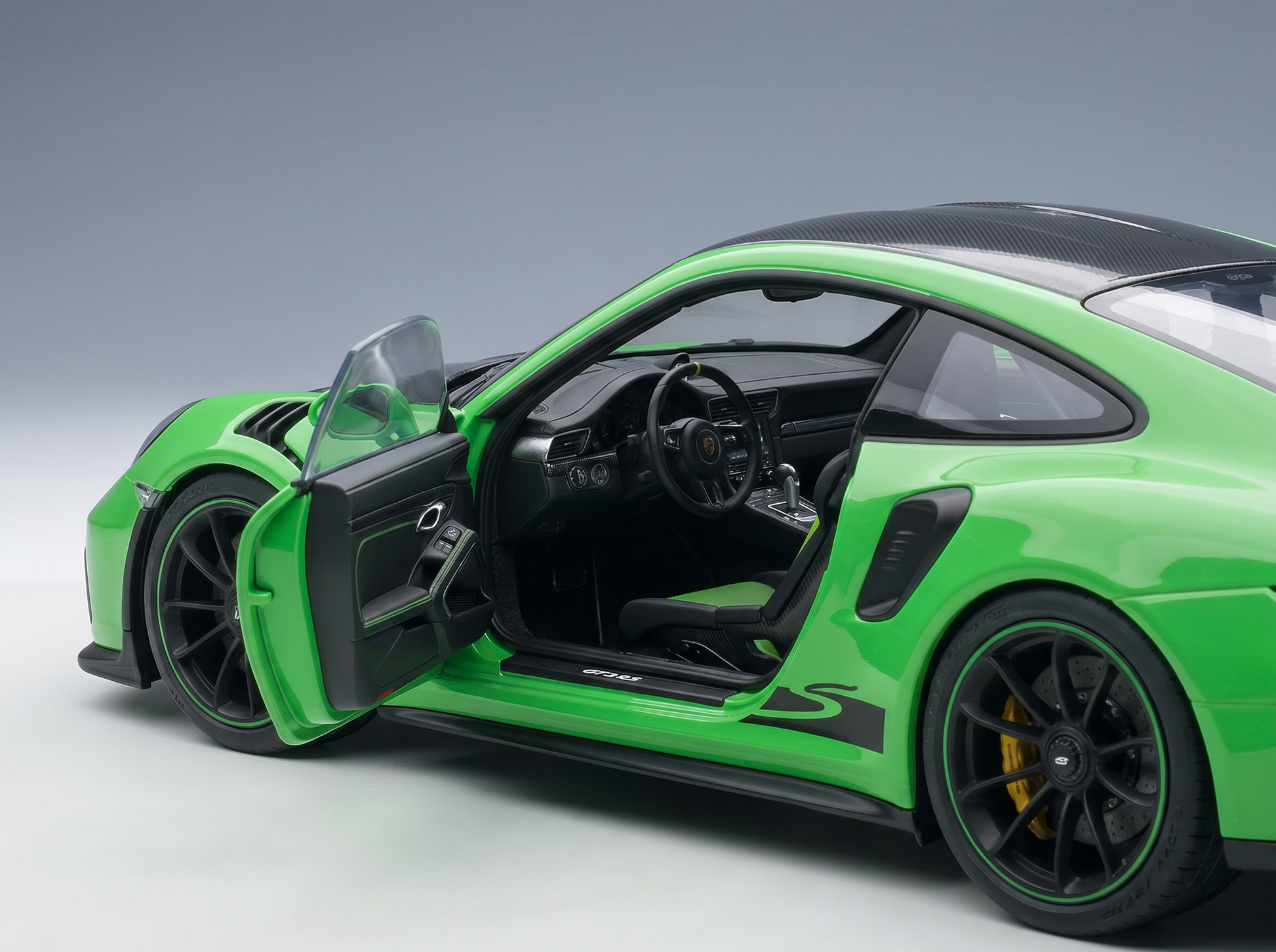 Grünes Modellauto mit offenen Türen, detailgetreuem Innenraum und „Vroomi“-Logo für Sammler.