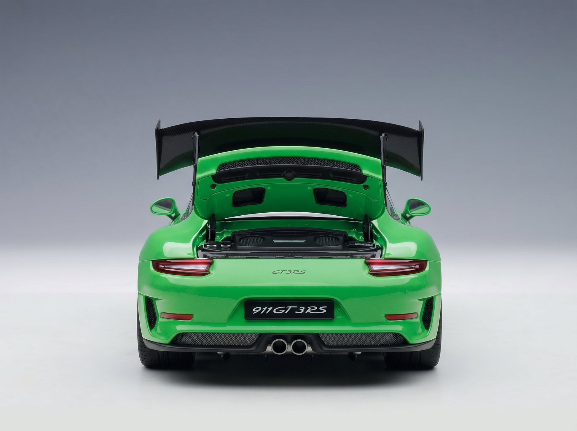 Grünes Porsche 911 GT3 RS-Modellauto mit Heckflügel, präsentiert von Vroomi für Sammler.
