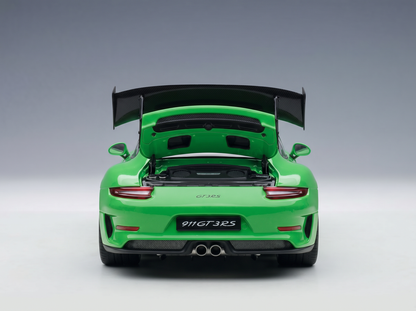 Grünes Porsche 911 GT3 RS-Modellauto mit Heckflügel, präsentiert von Vroomi für Sammler.