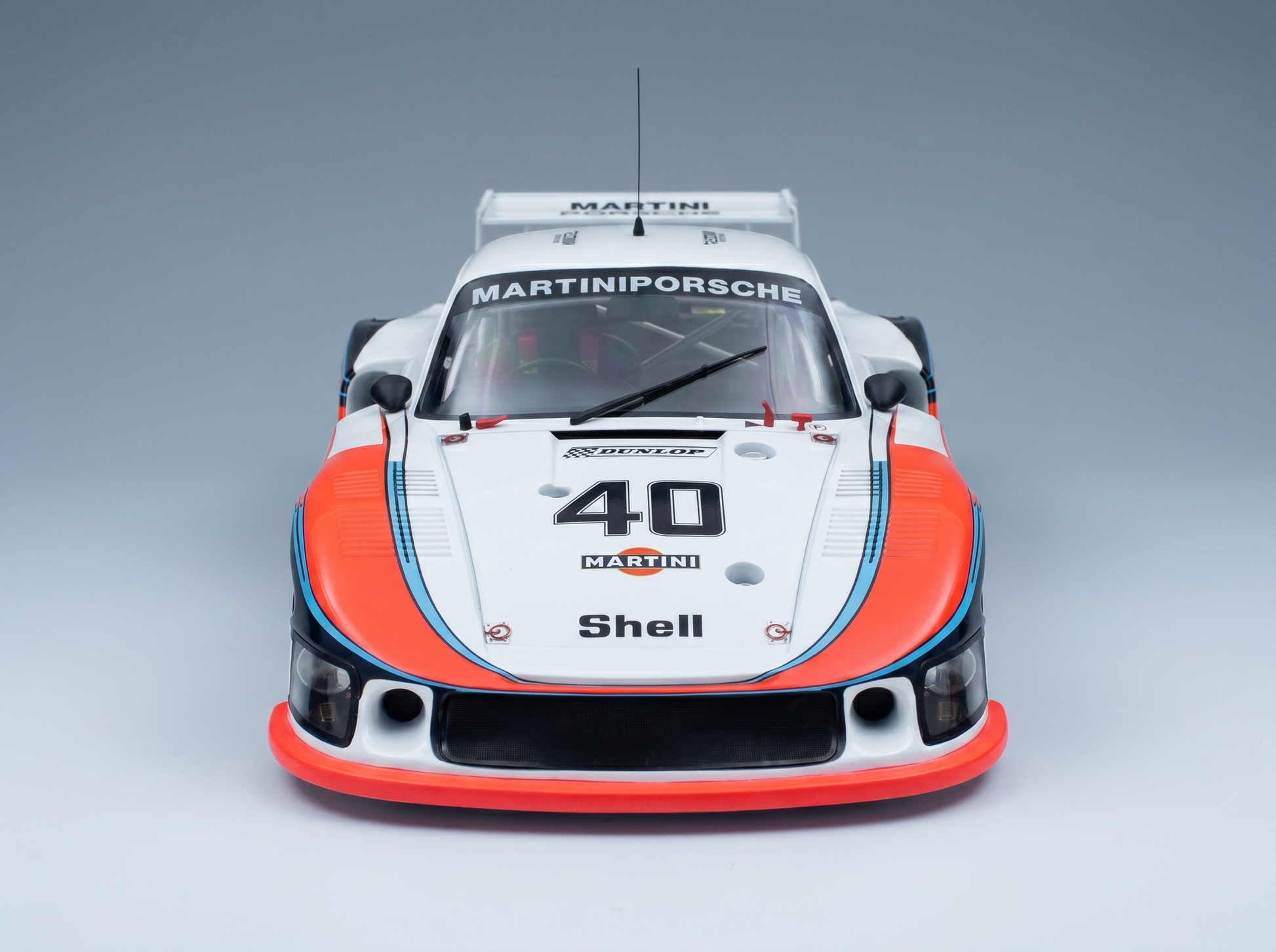 Martini Porsche 935 Modellauto im Maßstab mit der Startnummer 40, mit Shell- und Dunlop-Logos – ideal für Vroomi-Sammler.