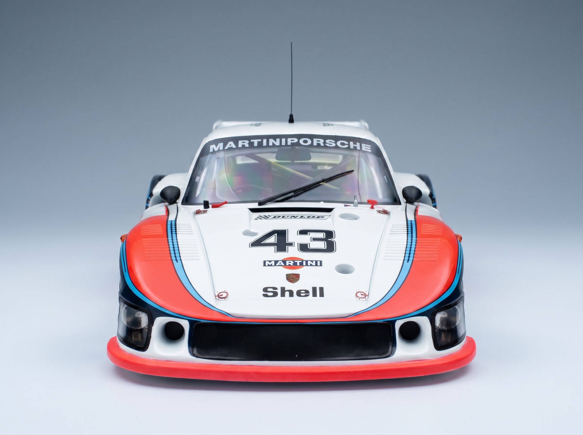 Martini Porsche-Modellauto im Maßstab 1:43 von Vroomi mit Shell- und Dunlop-Logos.