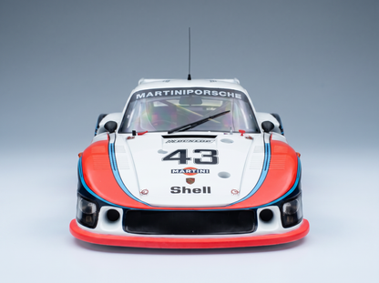 Martini Porsche-Modellauto im Maßstab 1:43 von Vroomi mit Shell- und Dunlop-Logos.