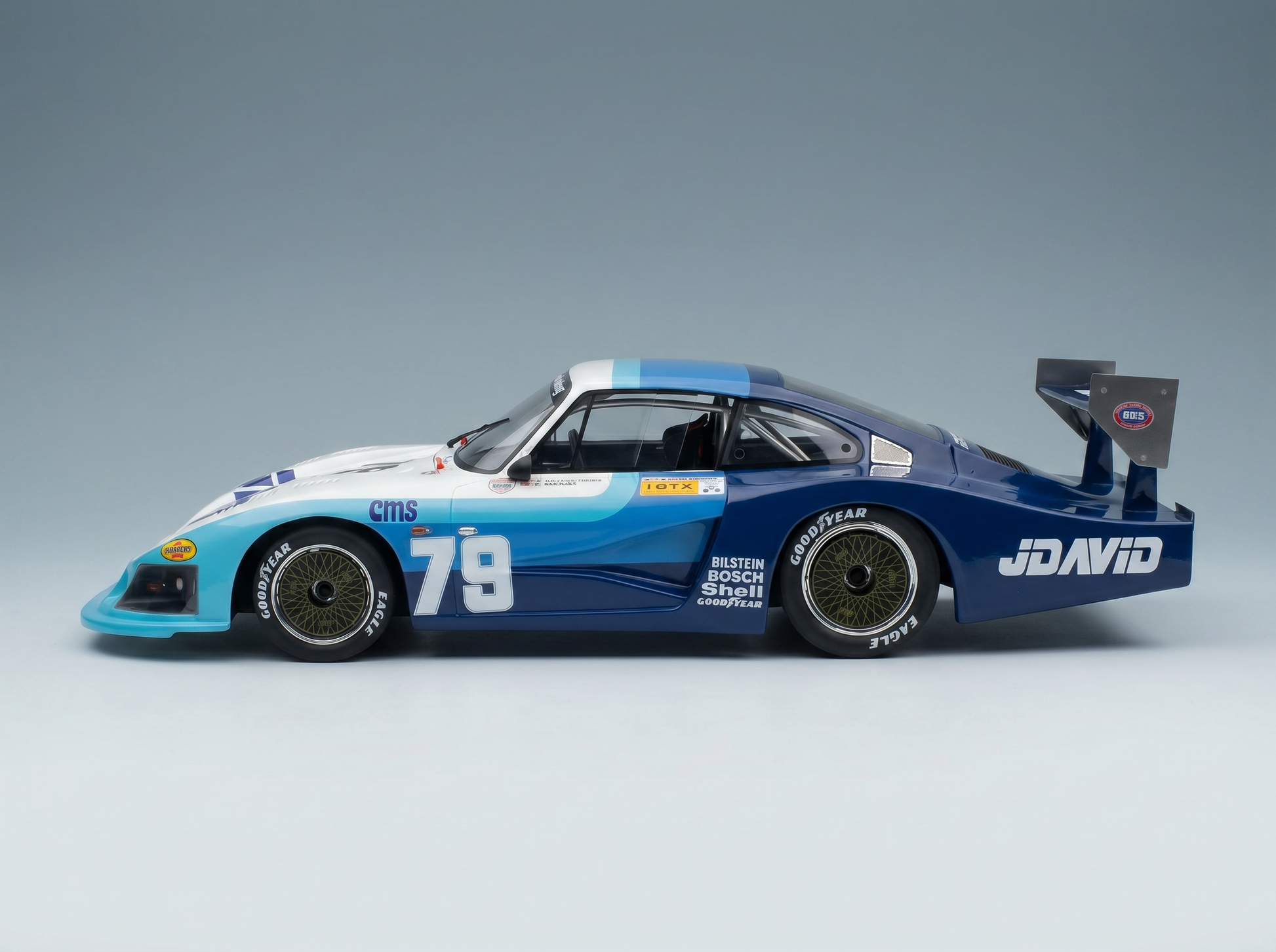 Blau-weißes Modellauto mit Rennaufklebern, Nummer 79, bei Vroomi