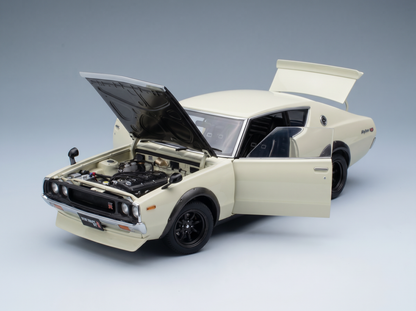 Cremefarbenes Nissan Skyline GT-R-Modellauto mit geöffneter Motorhaube und Türen sowie detailgetreuem Motor von Vroomi