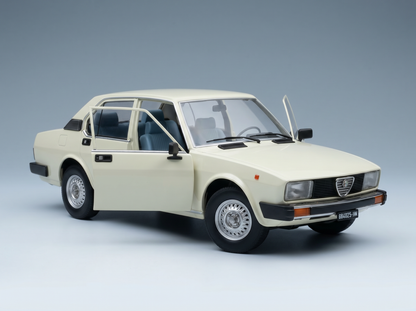 ALFA ROMEO - ALFETTA BERLINA 2000L 1978 - MARFIL - Maqueta de coche a escala 1:103 en Vroomi