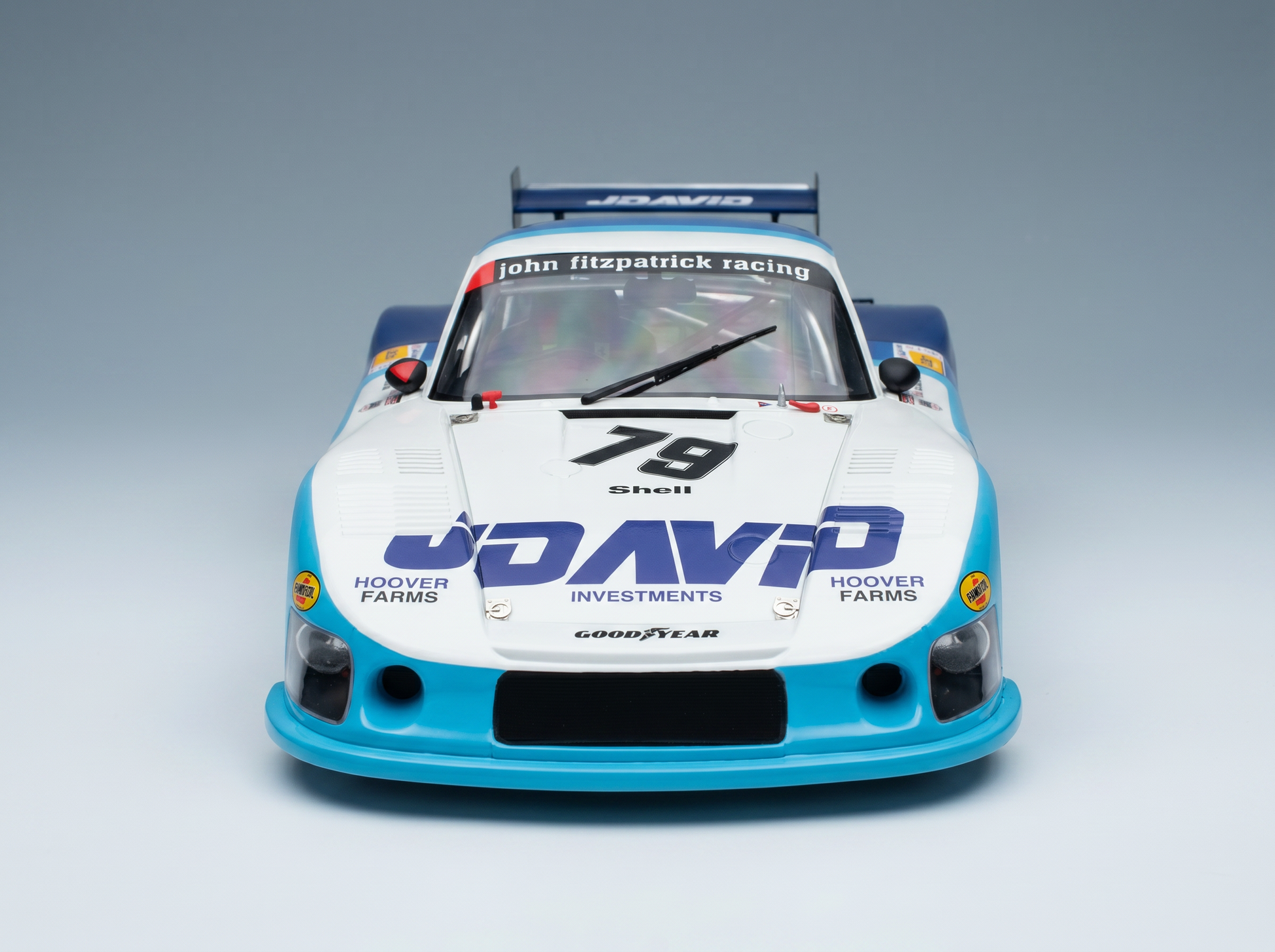 JDavio-Rennmodell mit Shell- und Goodyear-Logos, vorgestellt bei Vroomi