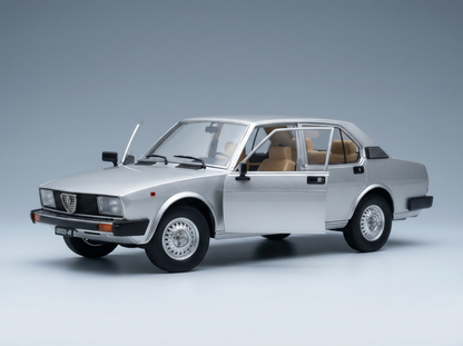 ALFA ROMEO - ALFETTA BERLINA 2000L 1978 - PLATA 749 Maqueta de coche en Vroomi