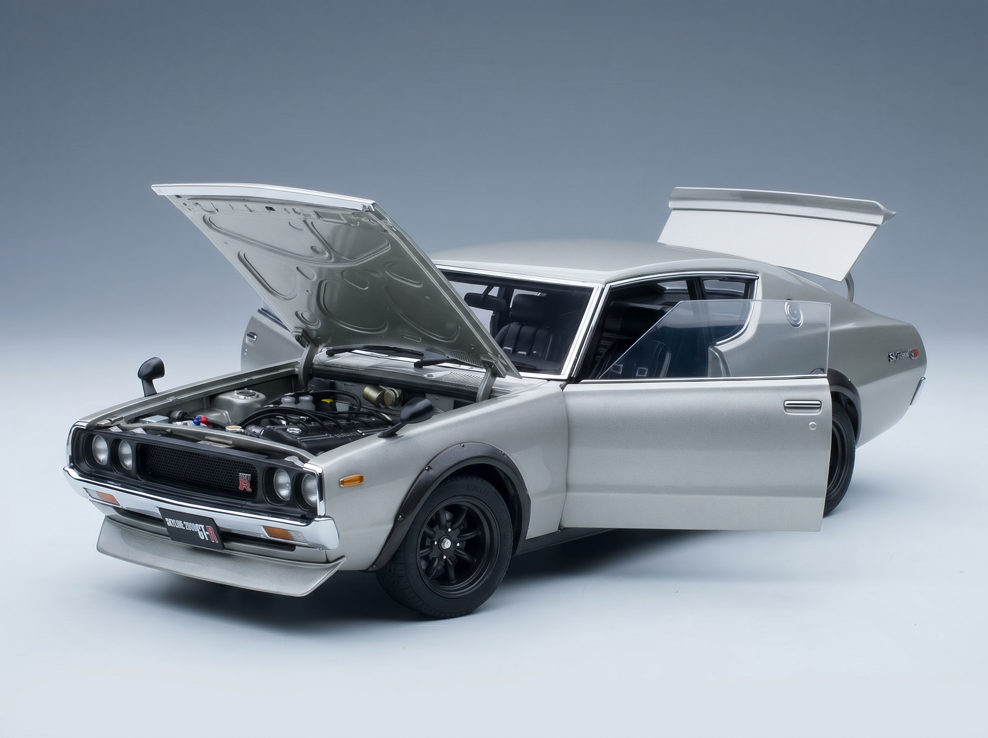 Silbernes Nissan Skyline 2000GT-R-Modellauto mit zu öffnender Motorhaube, Türen und Kofferraum, präsentiert von Vroomi