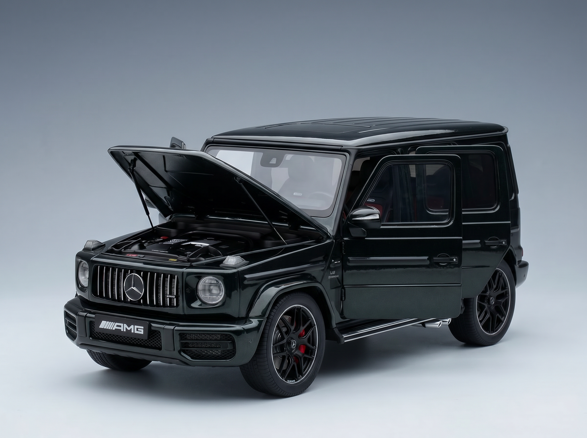 Schwarzes Mercedes-AMG G63-Modellauto mit geöffneter Motorhaube, präsentiert von Vroomi für Sammler.