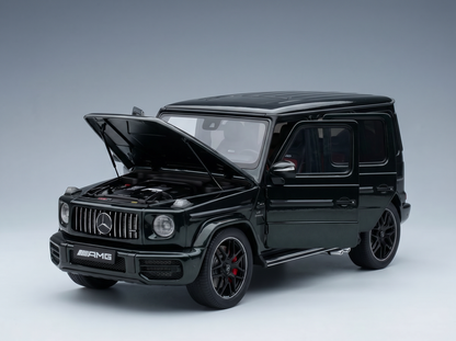 Schwarzes Mercedes-AMG G63-Modellauto mit geöffneter Motorhaube, präsentiert von Vroomi für Sammler.
